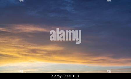 Leuchtender echter Himmel bei Sonnenuntergang Textur Hintergrund Overlay. Dramatische rote, orange und violette Wolken. Hochauflösende Fotografie, perfekt für den Ersatz des Himmels Stockfoto