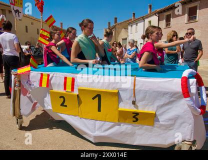 Olympische Schwimmer, die während der Feierlichkeiten zur Himmelfahrt der Jungfrau Maria am 15. August 2024 Lantadilla Palencia Kastilien und Leon Spanien schwimmen Stockfoto