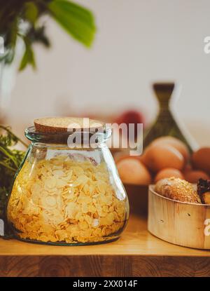 Wohnküche Innenraum. Frühstückszerealien. Tisch mit heißen Rollen. Stockfoto