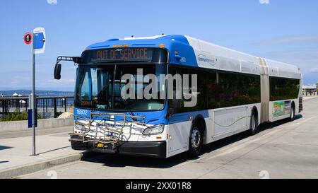 Mukilteo, WA, USA - 15. August 2024; blau-weißer Gelenkbus von New Flyer aus Community Transit Stockfoto