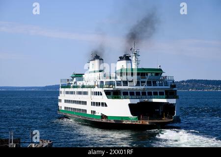 Mukilteo, WA, USA - 15. August 2024; Washington State Diesel Auto Fähre MV Suquamish mit schwarzen Dämpfen Stockfoto