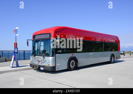 Everett, WA, USA - 15. August 2024; Everett Transit Elektrobus am Ufer von Mukilteo in Rot und Grau Stockfoto