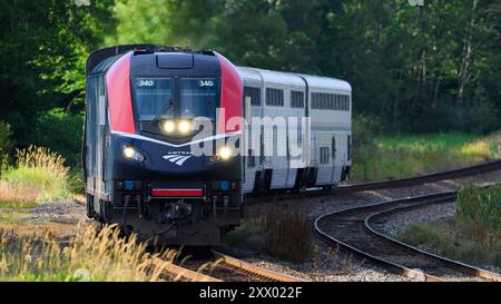 Everett, WA, USA – 15. August 2024; Amtrak Empire Builder nähert sich mit der neuen ALC-42-Lokomotive auf Kurve Stockfoto