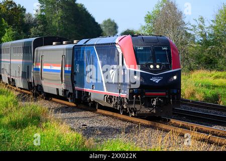 Everett, WA, USA – 15. August 2024; Amtrak Empire Builder nähert sich mit der neuen ALC-42-Lokomotive auf Seattle nach Chicago Stockfoto