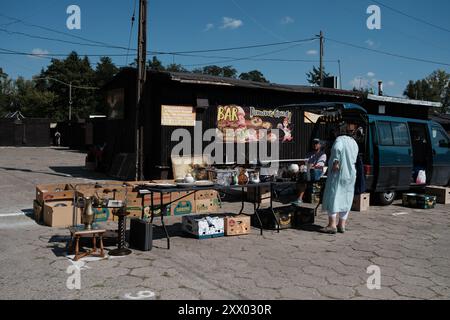 Madrid, Spanien. August 2024. Bazar na Kole mit antiken Ständen aller Arten von gebrauchten Gemälden, Büchern, Fotografien, Besteck, Haushaltsgeräten, altes Spielzeug, gebrauchte Kleidung und andere. In Warschau, am 21. August 2024 Polen Credit: SIPA USA/Alamy Live News Stockfoto