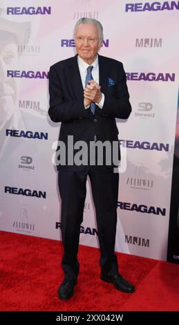 Hollywood, Kalifornien, USA. August 2024. Jon Voight besucht die Los Angeles Premiere von „Reagan“ im TCL Chinese Theatre am 20. August 2024 in Hollywood, Kalifornien. Quelle: Jeffrey Mayer/Media Punch/Alamy Live News Stockfoto