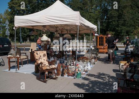 Madrid, Spanien. August 2024. Bazar na Kole mit antiken Ständen aller Arten von gebrauchten Gemälden, Büchern, Fotografien, Besteck, Haushaltsgeräten, altes Spielzeug, gebrauchte Kleidung und andere. In Warschau, am 21. August 2024 Polen Credit: SIPA USA/Alamy Live News Stockfoto