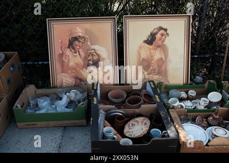 Madrid, Spanien. August 2024. Bazar na Kole mit antiken Ständen aller Arten von gebrauchten Gemälden, Büchern, Fotografien, Besteck, Haushaltsgeräten, altes Spielzeug, gebrauchte Kleidung und andere. In Warschau, am 21. August 2024 Polen Credit: SIPA USA/Alamy Live News Stockfoto