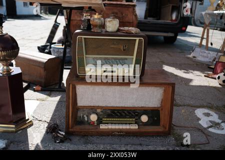 Madrid, Spanien. August 2024. Bazar na Kole mit antiken Ständen aller Arten von gebrauchten Gemälden, Büchern, Fotografien, Besteck, Haushaltsgeräten, altes Spielzeug, gebrauchte Kleidung und andere. In Warschau, am 21. August 2024 Polen Credit: SIPA USA/Alamy Live News Stockfoto