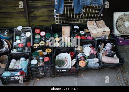 Madrid, Spanien. August 2024. Bazar na Kole mit antiken Ständen aller Arten von gebrauchten Gemälden, Büchern, Fotografien, Besteck, Haushaltsgeräten, altes Spielzeug, gebrauchte Kleidung und andere. In Warschau, am 21. August 2024 Polen Credit: SIPA USA/Alamy Live News Stockfoto