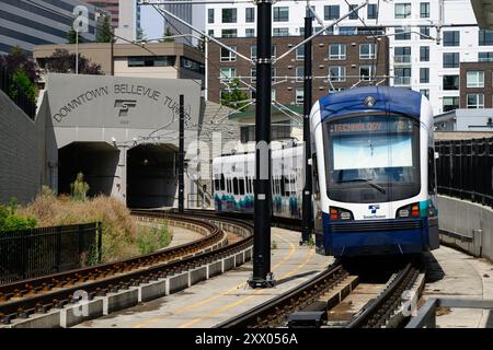 Bellevue, WA, USA - 14. August 2024; Seattle Link Light Rail-Zug, der auf der Kurve in den Downtown Bellevue Tunnel einfährt Stockfoto