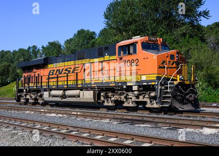 Seattle – 14. August 2024; BNSF-Güterlokomotive eine ES44C4 von Genreal Electric allein auf mehreren Gleisen Stockfoto