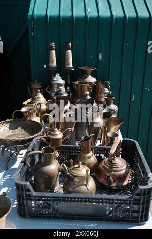 Madrid, Spanien. August 2024. Bazar na Kole mit antiken Ständen aller Arten von gebrauchten Gemälden, Büchern, Fotografien, Besteck, Haushaltsgeräten, altes Spielzeug, gebrauchte Kleidung und andere. In Warschau, am 21. August 2024 Polen Credit: SIPA USA/Alamy Live News Stockfoto