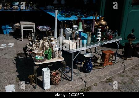 Madrid, Spanien. August 2024. Bazar na Kole mit antiken Ständen aller Arten von gebrauchten Gemälden, Büchern, Fotografien, Besteck, Haushaltsgeräten, altes Spielzeug, gebrauchte Kleidung und andere. In Warschau, am 21. August 2024 Polen Credit: SIPA USA/Alamy Live News Stockfoto