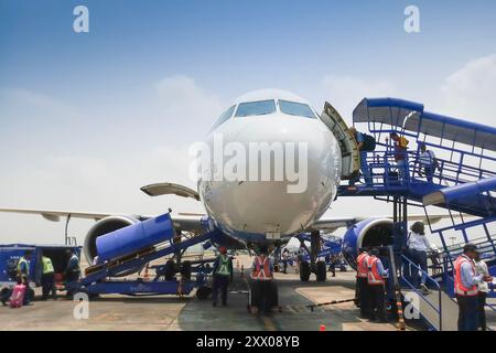 Kolkata, Westbengalen, Indien - 14. Mai 2019 : Passagiere besteigen Indigo-Flug am Hafen von Kalkutta. Blauer Himmel und weiße Wolke im Hintergrund. N Stockfoto