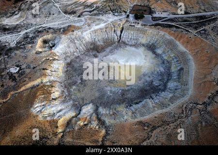 Aus der Vogelperspektive des Vulkankraters Stefanos auf der Insel Nisiros, Griechenland Stockfoto