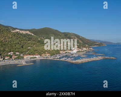 Pisciotta, im Cilento Nationalpark, mit terrassenförmig angelegten Hügeln, alten Steinhäusern und dem tiefblauen Tyrrhenischen Meer, besonders fesselnd bei Sonnenuntergang Stockfoto