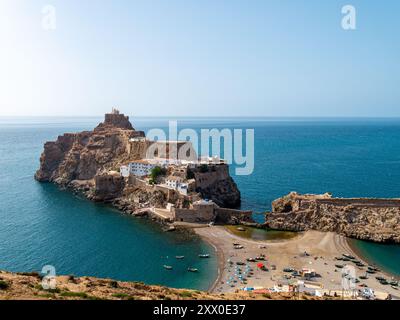 Spanische Militärbasis Peñón de Vélez de la Gomera an der Küste Marokkos - Landschaftsaufnahme Stockfoto