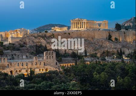 Akropolis von Athen in Griechenland bei Nacht. Stockfoto