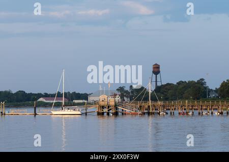 Keyport, New Jersey - 14. August 2024: Blick auf den Keyport Yacht Club zur goldenen Stunde im Sommer Stockfoto