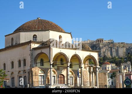 Monastiraki-Platz: Tzistarakis-Moschee mit der Akropolis im Hintergrund. Athen, Griechenland Stockfoto