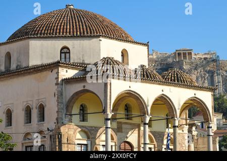 Monastiraki-Platz: Tzistarakis-Moschee mit der Akropolis im Hintergrund. Athen, Griechenland Stockfoto