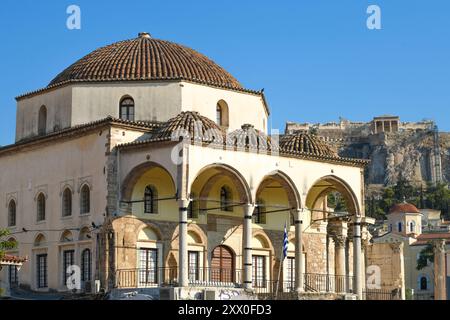 Monastiraki-Platz: Tzistarakis-Moschee mit der Akropolis im Hintergrund. Athen, Griechenland Stockfoto