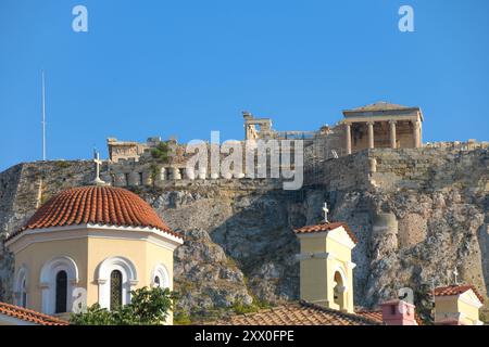 Monastiraki-Platz: Tzistarakis-Moschee mit der Akropolis im Hintergrund. Athen, Griechenland Stockfoto