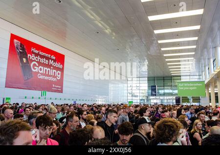 Köln, Nordrhein-Westfalen, Deutschland. August 2024. Das Kongresszentrum Koelnmesse in Köln, Nordrhein-Westfalen, füllt sich mit Besuchern, die am 21. August 2024 die Gamescom 2024 besuchen. Die gamescom ist die weltweit größte jährliche Messe für Videospiele. (Kreditbild: © Kai Dambach/ZUMA Press Wire) NUR REDAKTIONELLE VERWENDUNG! Nicht für kommerzielle ZWECKE! Stockfoto