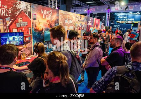 Köln, Nordrhein-Westfalen, Deutschland. August 2024. Die Teilnehmer der gamescom 2024 spielen am 21. August 2024 Indie-Videospiele in der Koelnmesse in Köln, Nordrhein-Westfalen. Die gamescom ist die weltweit größte jährliche Messe für Videospiele. (Kreditbild: © Kai Dambach/ZUMA Press Wire) NUR REDAKTIONELLE VERWENDUNG! Nicht für kommerzielle ZWECKE! Stockfoto
