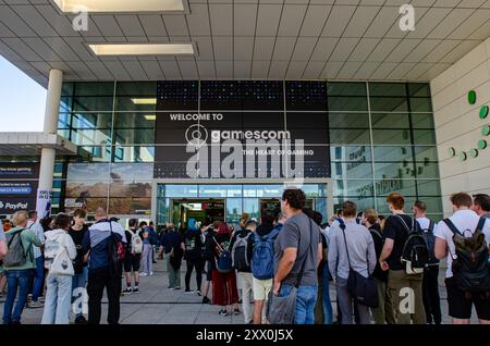 Köln, Nordrhein-Westfalen, Deutschland. August 2024. Das Kongresszentrum Koelnmesse in Köln, Nordrhein-Westfalen, zeigt am 21. August 2024 ein Schild, das die Teilnehmer der Gamescom 2024 begrüßt. Die gamescom ist die weltweit größte jährliche Messe für Videospiele. (Kreditbild: © Kai Dambach/ZUMA Press Wire) NUR REDAKTIONELLE VERWENDUNG! Nicht für kommerzielle ZWECKE! Stockfoto