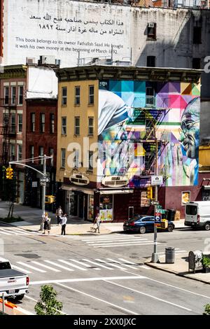 Ecke 10th Ave und 18th St von der High Line aus gesehen mit einem Gemälde von Eduardo Cobra von Mutter Teresa und Gandhi auf der Seite des Chelsea Square Market Stockfoto