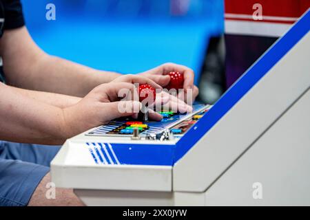Köln, Nordrhein-Westfalen, Deutschland. August 2024. Die Teilnehmer der gamescom 2024 spielen am 21. August 2024 in der Kölnmesse ein Arcade-Videospiel. Die gamescom ist die weltweit größte jährliche Messe für Videospiele. (Kreditbild: © Kai Dambach/ZUMA Press Wire) NUR REDAKTIONELLE VERWENDUNG! Nicht für kommerzielle ZWECKE! Stockfoto