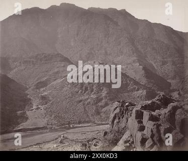 Zweiter Anglo-Afghanischer Krieg. Vintage-Foto von Ali Masjid und Umgebung. Afghanistan. 1878-1880 Ali Masjid ist der schmalste Punkt des Khyber-Passes. Sie befindet sich im Distrikt Khyber Pakhtunkhwa, Pakistan. Die Breite des Khyber bei Ali Masjid war früher zu schmal, als dass zwei voll beladene Kamele einander passieren konnten. Stockfoto