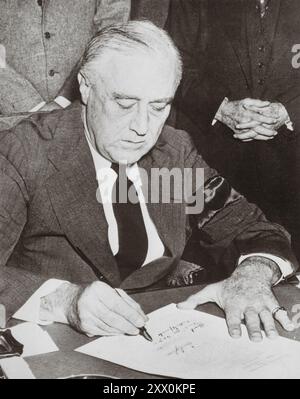 Foto von Präsident Franklin D. Roosevelt, der die Kriegserklärung gegen Japan unterzeichnet. Dezember 1941. Stockfoto