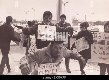 Demonstranten Im Vietnamkrieg, Wichita, Kansas. 1967 Demonstranten tragen Schilder und führen die Demonstration „Saigon Puppet“ vor dem Wichita City Building durch. Stockfoto