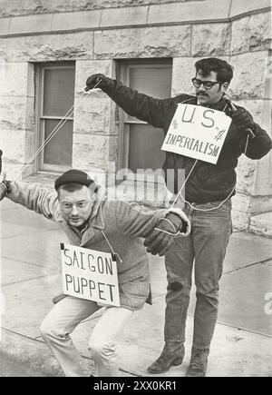 Demonstranten Im Vietnamkrieg, Wichita, Kansas. 1967 Demonstranten tragen Schilder und führen die Demonstration „Saigon Puppet“ vor dem Wichita City Building durch. Stockfoto