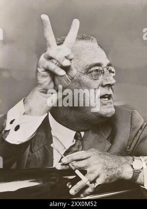 Präsident Franklin D. Roosevelt gab 1937 unwissentlich das, was vier Jahre später das Siegessymbol der Vereinten Nationen werden sollte. Stockfoto