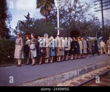 Vintage-Foto von WAAC (Women's Army Auxiliary Corps) am Daytona Beach, Florida. Das Women’s Army Corps (WAC) war der Frauenverband der United States Army 1940. Es wurde am 15. Mai 1942 als Hilfskorps der Women's Army Auxiliary Corps (WAAC) gegründet und am 1. Juli 1943 als WAC in den aktiven Dienst der Army of the United States umgewandelt. Der erste Direktor war Colonel Oveta Culp Hobby. Die WAC wurde am 20. Oktober 1978 aufgelöst und alle Einheiten wurden in männliche Einheiten integriert. Stockfoto