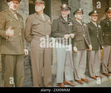 General Auton, General Eisenhower, General Spaatz, General Doolittle, Major General Kepner und Colonel Blakeslee. England. 1940er Jahre Stockfoto