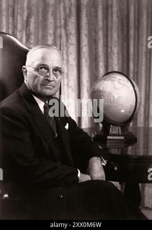 Porträt des sitzenden Präsidenten Harry S. Truman mit Globus, aufgenommen im Weißen Haus. Dezember 1952 Stockfoto