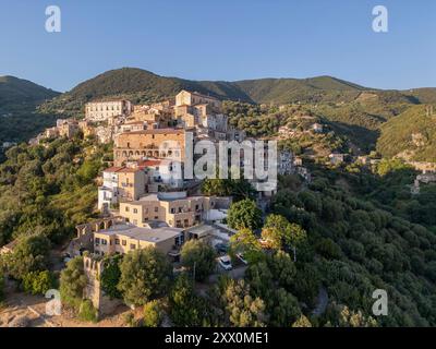 Pisciotta, im Cilento Nationalpark, mit terrassenförmig angelegten Hügeln, alten Steinhäusern und dem tiefblauen Tyrrhenischen Meer, besonders fesselnd bei Sonnenuntergang Stockfoto