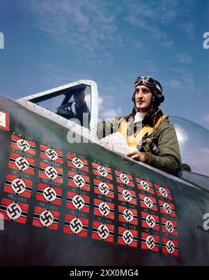 2. Weltkrieg Oberstleutnant Francis Stanley Gabby Gabreski, Kämpferas. Um 1944 Francis Stanley Gabby Gabreski (* 1919–2002 als Franciszek Stanisław Gabryszewski) war ein US-amerikanischer Pilot der United States Air Force, der sich nach 26 Jahren Militärdienst als Oberst zurückzog. Im Zweiten Weltkrieg war er das führende Kampfflugzeug der US-amerikanischen und US-Army Air Forces über Europa und im Koreakrieg ein Jet-Kampfflugzeug-Ass der Air Force. Stockfoto