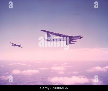 Ära des Kalten Krieges. Boeing B-52 und Consolidated Vultee B-36 im Flug. Luftwaffenstützpunkt Eglin. 1954 Stockfoto