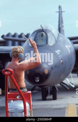 Vietnamkrieg. Sergeant Richard L. Moser von Detachment 1, 460th Tactical Reconnaissance Wing, signalisiert dem Piloten, den Motor einer US Air Force RB-57 vor einer Aufklärungsmission zu starten. Tan Son Nhut Air Base, Südvietnam. Januar 1971. Stockfoto