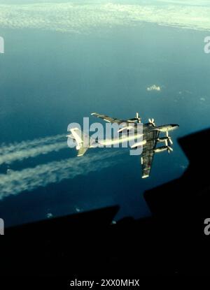 Kalter Krieg. Ein russischer Tu-95 'Bär' Bomber ungefähr 375 Seemeilen östlich von Keflavik, Island. Das Foto wurde von einer F-102 der US Air Force aufgenommen, während eines Abhörens durch Flugzeuge der 57th Fighter Interceptor Squadron in Keflavik. März 1972. Stockfoto