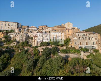 Pisciotta, im Cilento Nationalpark, mit terrassenförmig angelegten Hügeln, alten Steinhäusern und dem tiefblauen Tyrrhenischen Meer, besonders fesselnd bei Sonnenuntergang Stockfoto