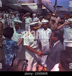 Vietnamkrieg. Südchinesisches Meer... Captain William R. Flanagan, Kommandant des Flugzeugträgers USS Constellation (CVA-64) und Vide Admiral William F. Bringle, Kommandeur der Siebten Flotte, schütteln die Hand mit dem Präsidenten und Madame Nguyen Van Thieuas. Juli 1968. Stockfoto