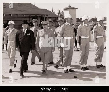 Präsident Harry S. Truman (vorne links) inspiziert die Orlando Air Force Base während eines Besuchs in Orlando, Florida. Ebenfalls anwesend ist der Air Force Aide General Robert Landry (sechster von links). März 1949. Stockfoto