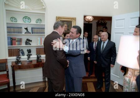 Treffen von Präsident Reagan mit dem ägyptischen Präsidenten Hosni Mubarak im Oval Office. 30. September 1983 Stockfoto